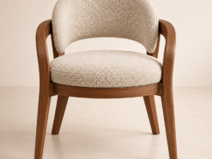 Silla de madera oscura y tapizado bouclé beige, vista de frente.