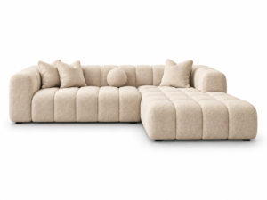 Sillón de estilo escandinavo tapizado en beige, visto de frente sobre fondo blanco